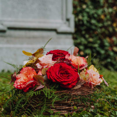 Blumengesteck «Mit tiefem Mitgefühl» (für den Friedhof)